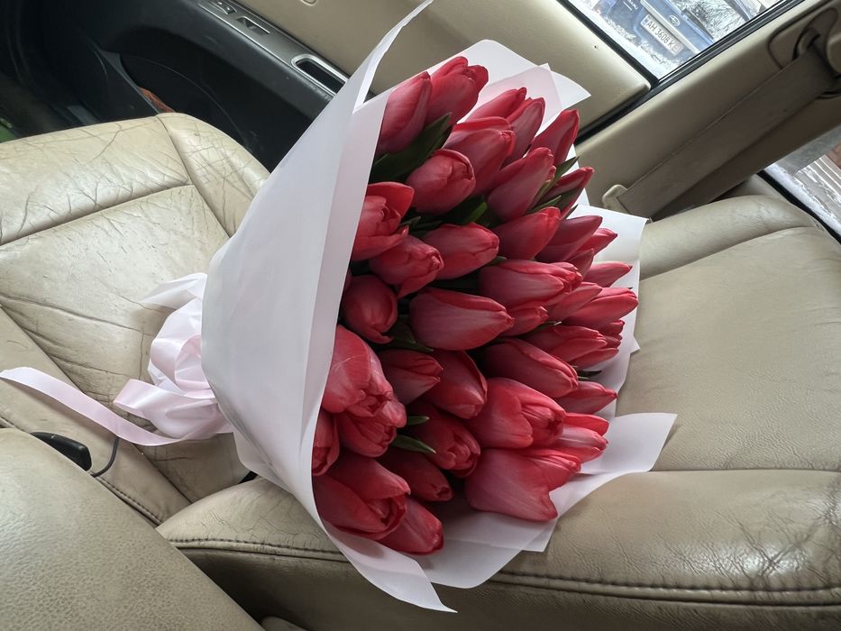 Тюльпан , роза , троянда букет к 8 марта