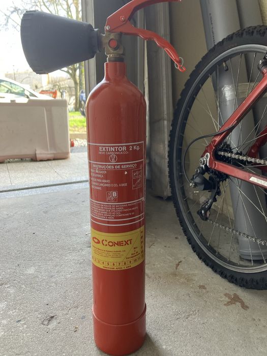 Extintor novo com suporte