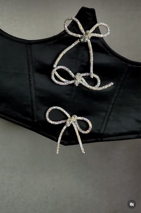 Продам підгрудний жіночий корсет з декором у вигляді бантів зі стразам