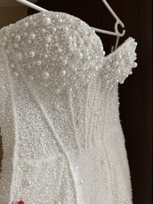 Sukienka od Eweliny Dec, perłowa z rekawkami