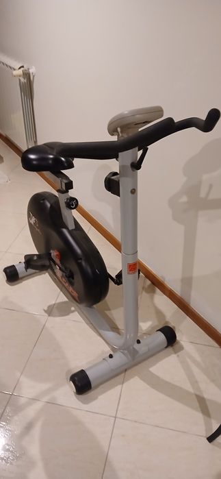 Bicicleta estática em bom estado, como nova
