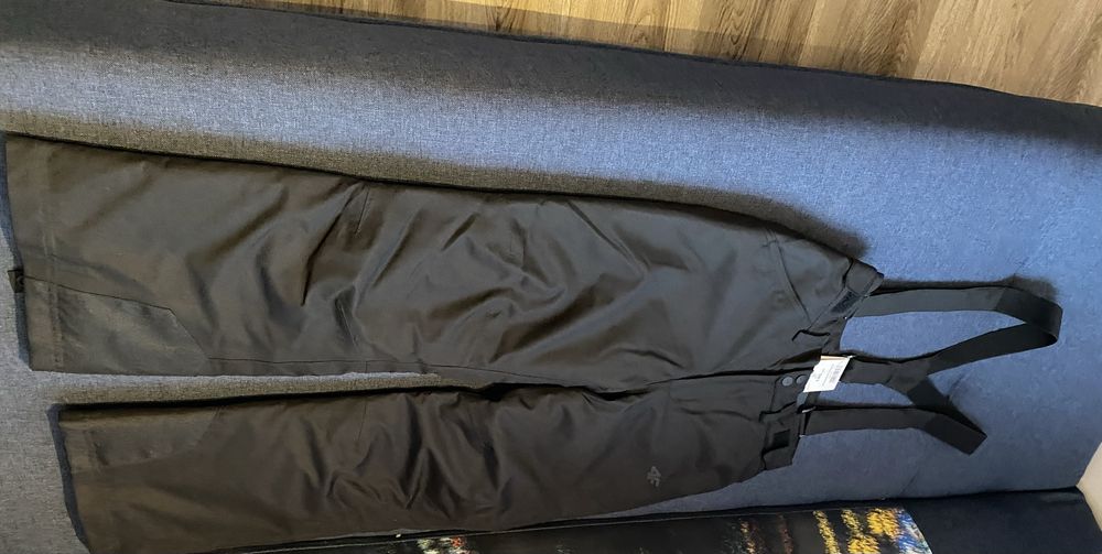 Spodnie snowboardowe narciarskie rozmiar 140 unisex czarne szelki