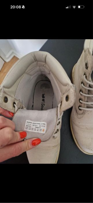 2 botas. 1 dr martens preta e 1 timberlands creme