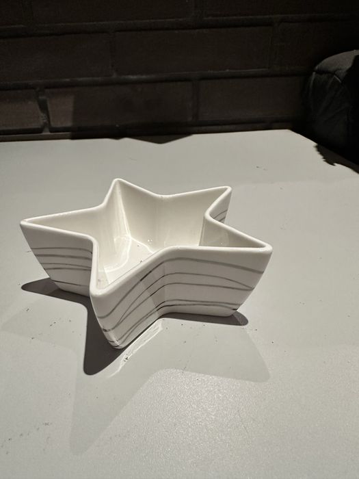 ceramiczna miska w kształcie gwiazdy z szarymi paskami