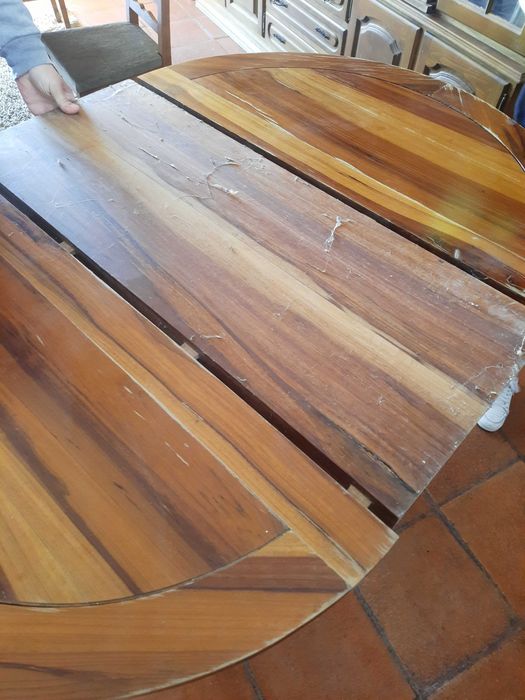 Mesa oval em madeira maciça