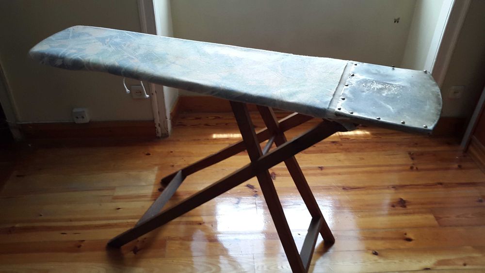 Tabua engomar antiga e ferros