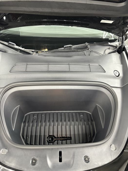 Tesla Y . Черна з Білим салоном!