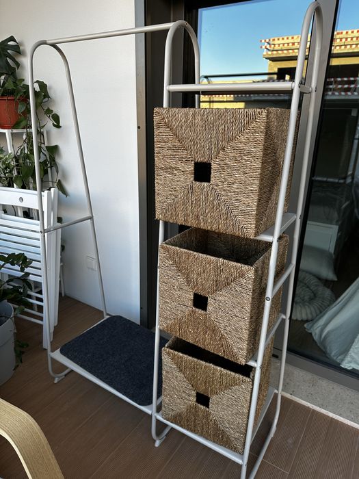 Imovel para entrada, cabide, sapateira com cestos de IKEA. Entrance shelf, hanger and shoe shelf/rack with baskets