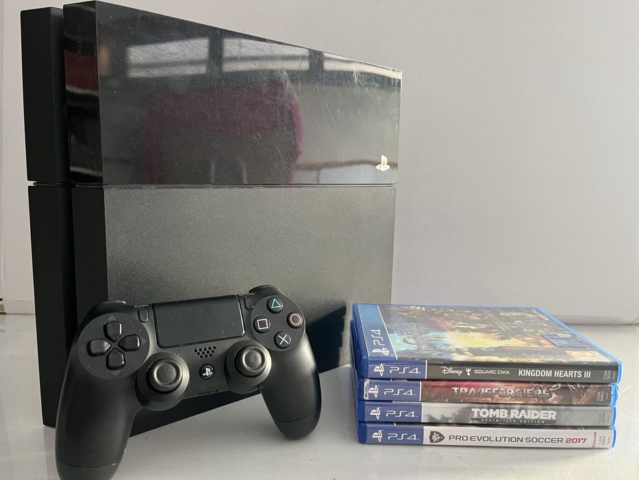 PS4 500GB + 4 jogos