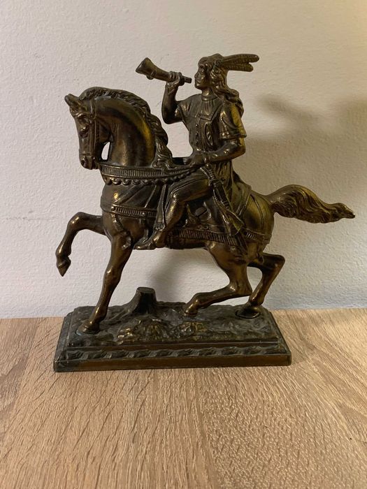 mosiężna figura statuetk rzeźba jeżdźca na koniu, antyk vintage