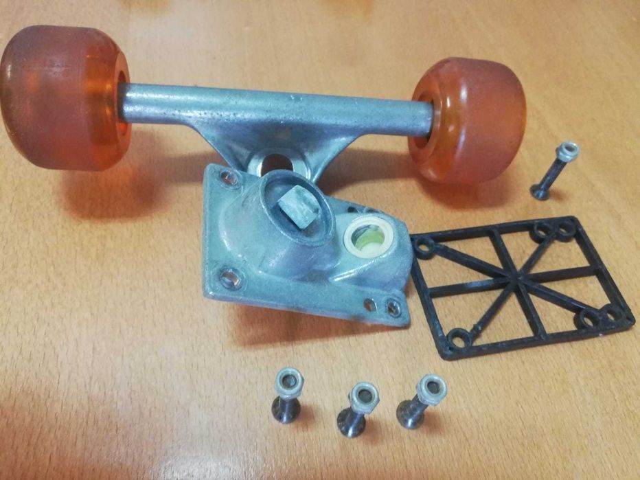 Skate trucks com rodas e rolamentos