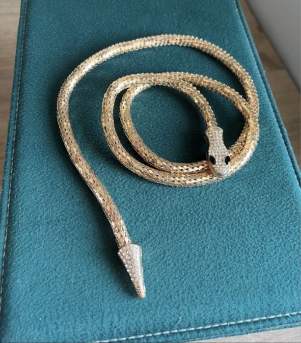 Nowy naszyjnik – złoty wąż na magnes.