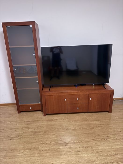 Móvel para TV  (Largura - 1.50m Profundidade - 55cm Altura - 56cm). + Cristaleira  (. Alt. - 1,90 m Larg. - 60 cm Prof. - 40 cm)