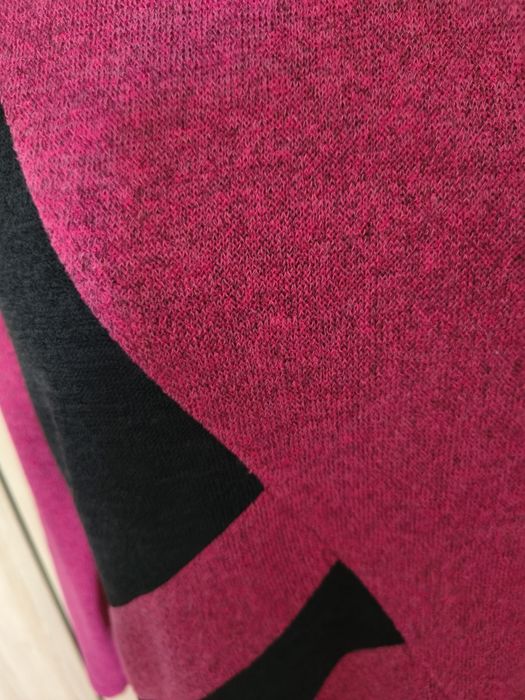 Ciemno różowy z dodatkiem czarnego cieńszy sweter rozmiar L/xl