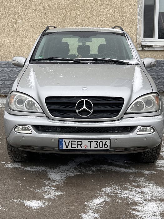 Mercedes-Benz ML 270

Автомобіль заганявся для себе. Повністю відреставрована паливна система — усі чеки в наявності.
Встановлений Stage 1, потужність наразі близько 200 к.с., на витрату пального прошивка не вплинула.

Витрата пального:
	•	траса — 9,5 л / 100 км
	•	місто — близько 13 л / 100 км

Авто на зимовій гумі.
Турбіна справна, масло не кидає.

По технічній частині потрібно лише планове обслуговування — заміна масел та фільтрів.
Є помилки по датчику положення керма та кондиціонеру — кондиціонер працює ідеально, помилка не впливає на роботу.