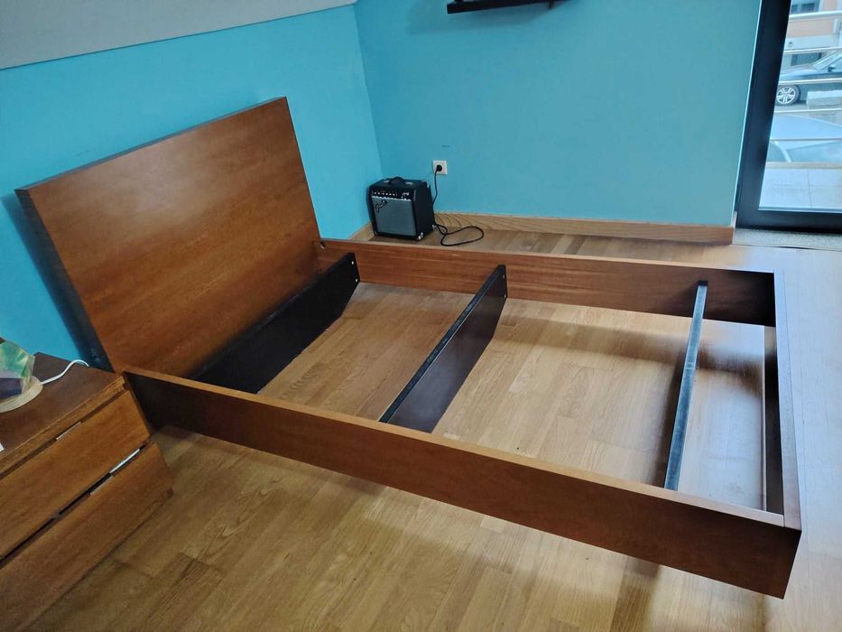 Cama de solteiro em madeira cerejeira