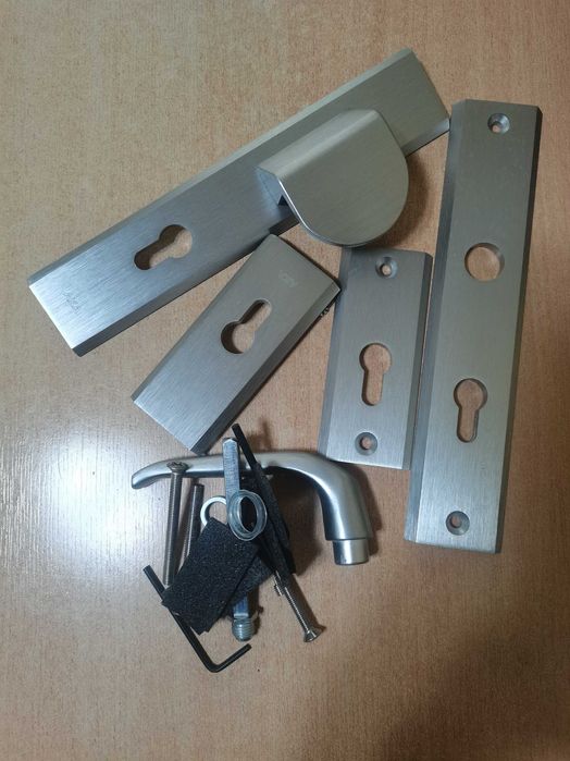 Klamka-pochwyt NIAGARA marki AXA, rozstaw 72 mm kolor INOX