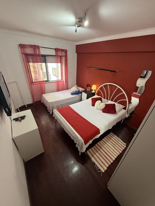Quarto mobiliado 02 camas, tv, p arrendar a 600 m da estação de Massamá