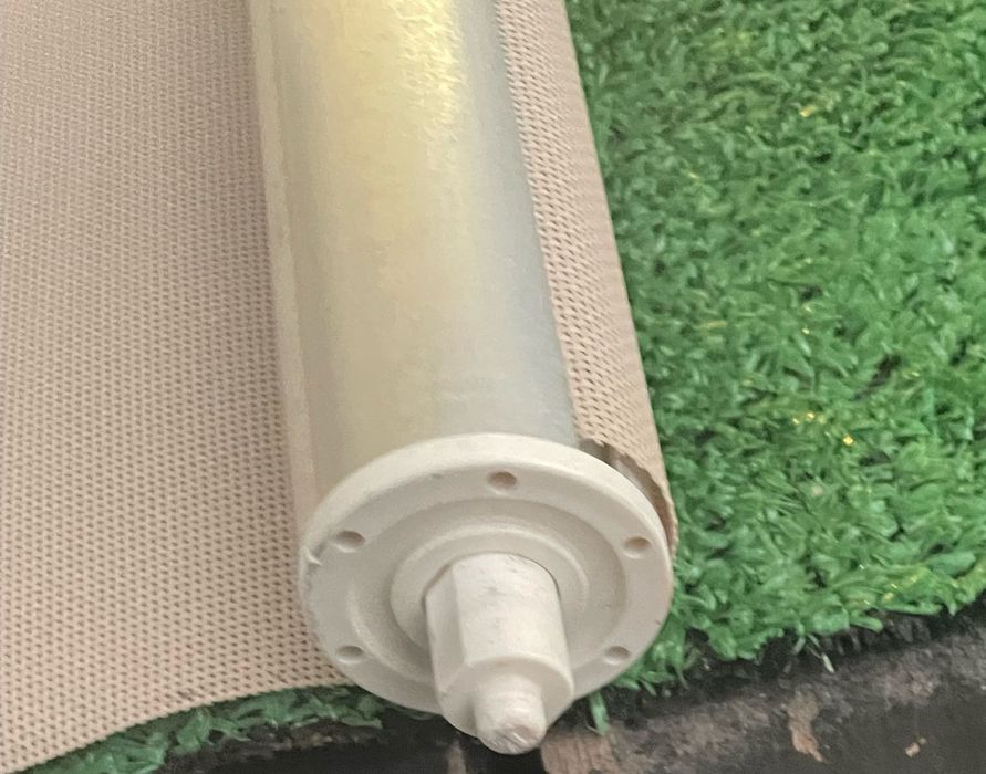 Cortinados bejes, com rolo, modernos e faceis de limpar