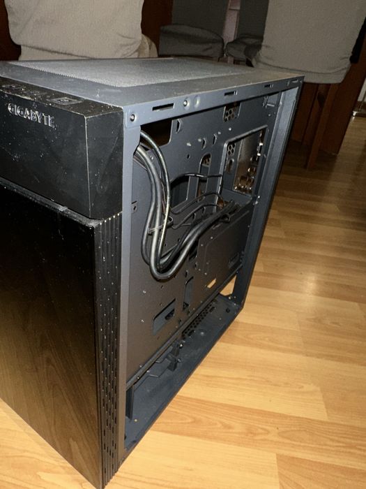 Caixa Gigabyte Mid-Tower C200 Preta