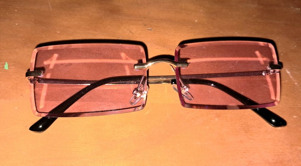 Óculos com lentes rosa