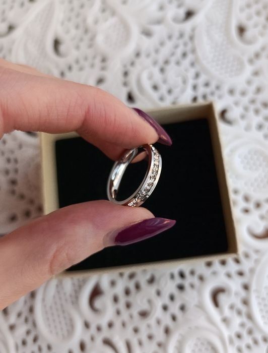 Pierścionek typu obrączka srebrny z cyrkoniami