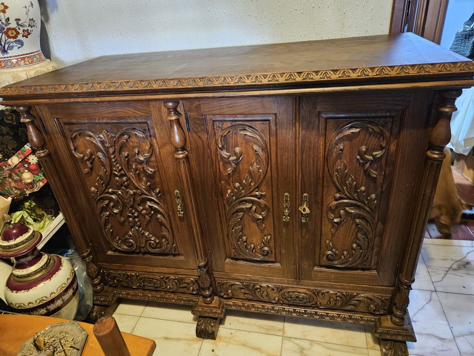 Móvel de madeira com 3 portas e 2 gavetas