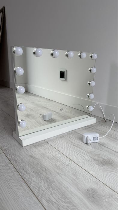 Lustro z oswietleniem toaletka biala 50x43 cm