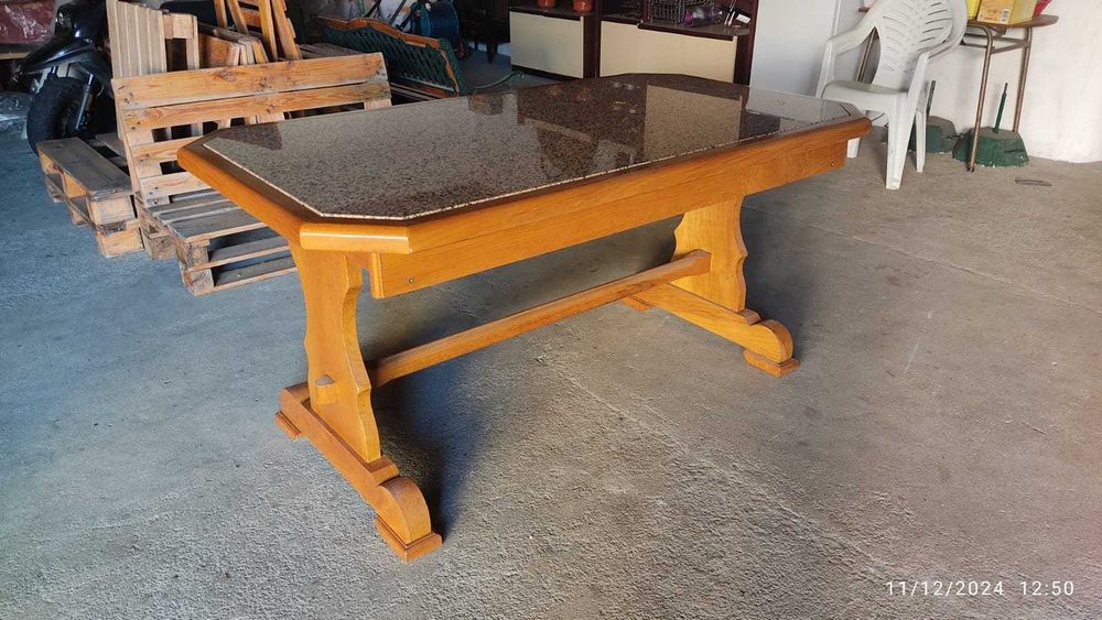 Mesa de madeira com pedra granito