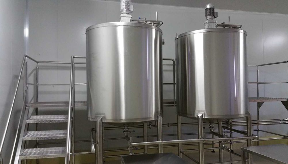 Перила, столи, ємності, лотки, столи, флагштоки  з нержавіючої сталі