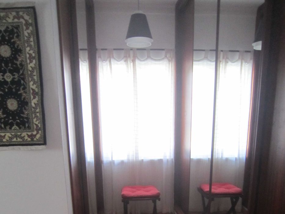 Barra de metal de 91cm e suportes de parede