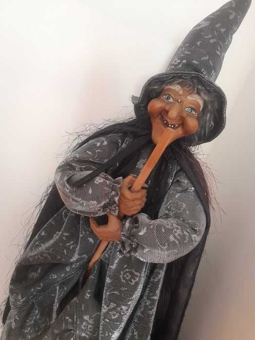 Bruxa antiga com varios detalhes