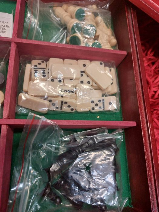 Conjunto de 5 jogos multi-jogo em caixa de madeira 

- Xadrez 
- Damas
- Dominó 
- 1 baralho de cartas 
- Poker de dados 

Completo e em óptimo estado