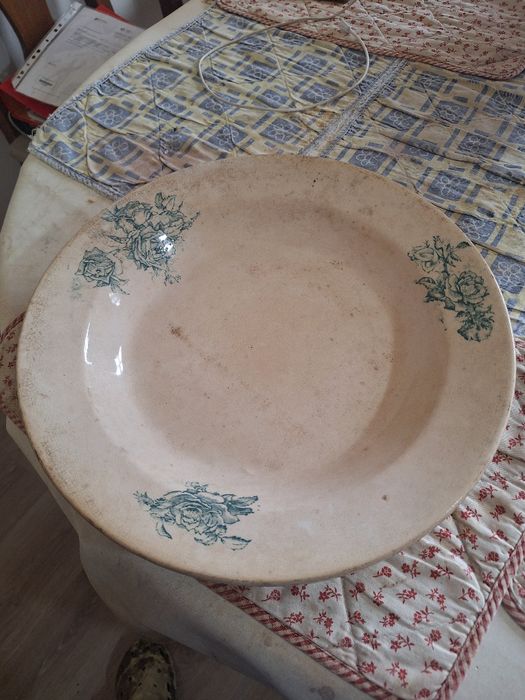 Pratos muito antigos cerca de 100 anos