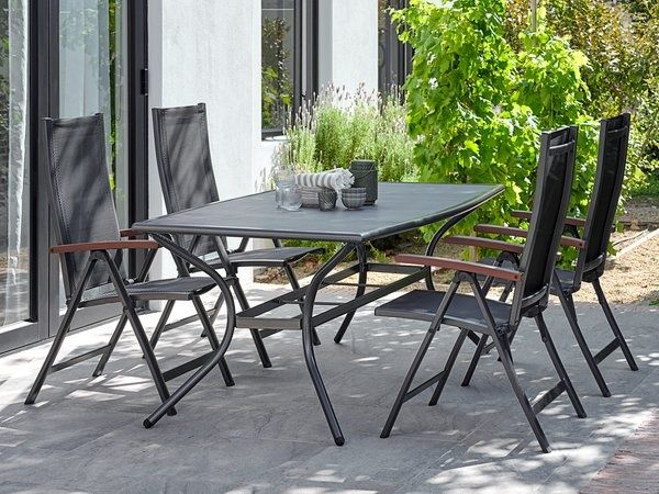 Stół ogrodowy wraz z krzesłami