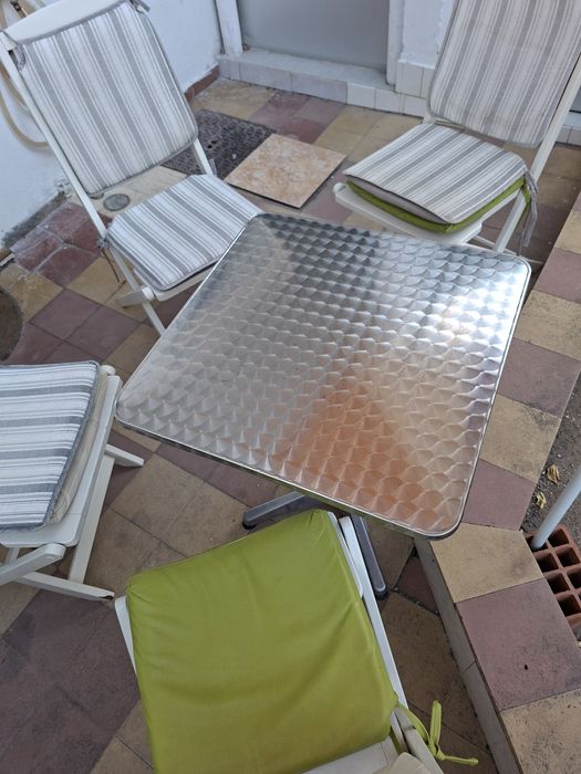 Conjunto de jardim – mesa + 4 cadeiras + guarda-sol
