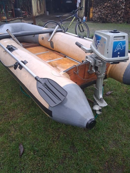 Ponton morski z silnikiem