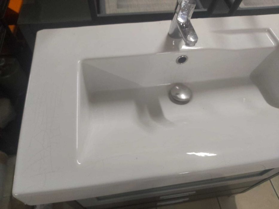 Movel Suspenso de WC com lavatório e torneira