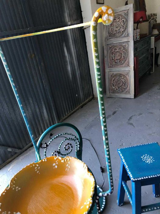 Lavatório muito colorido com bacia. Pintura Manual.