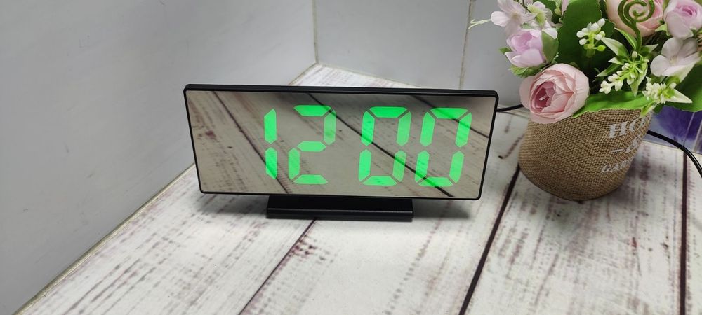 Настольные часы с LED индикацией