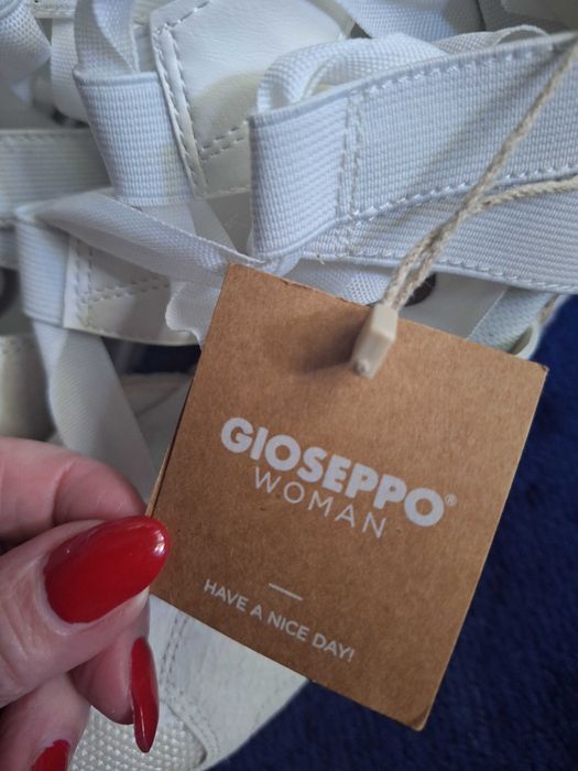 Czółenka sznurowane białe Gioseppo