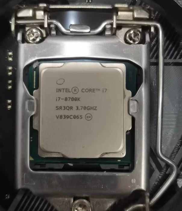 Процессор intel core i7 8700K socket 1151 V2: 2 700 грн. - Комплектуючі ...