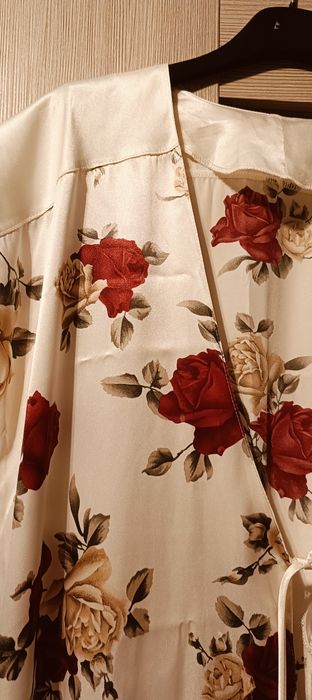Elegancki Szlafrok w róże, rozmiar M/L