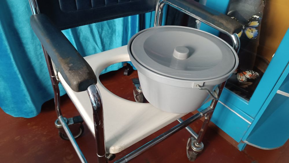 Инвалидное кресло с унитазом