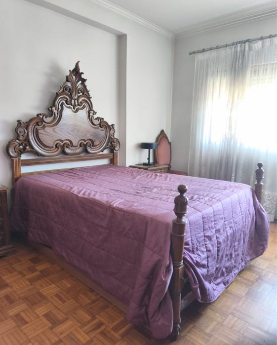 Cama de casal , comoda , mesas de cabeceira e espelho