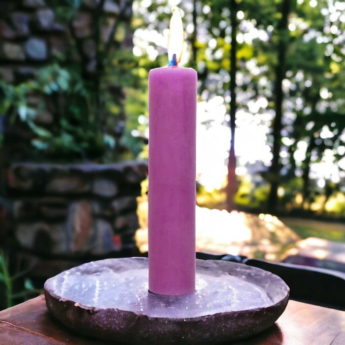 Fioletowa świeca intencyjna prosta z wosku pszczelego do rytuałów