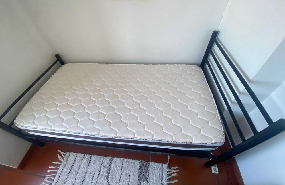 Estrutura de cama com cabeceira E colchão individual