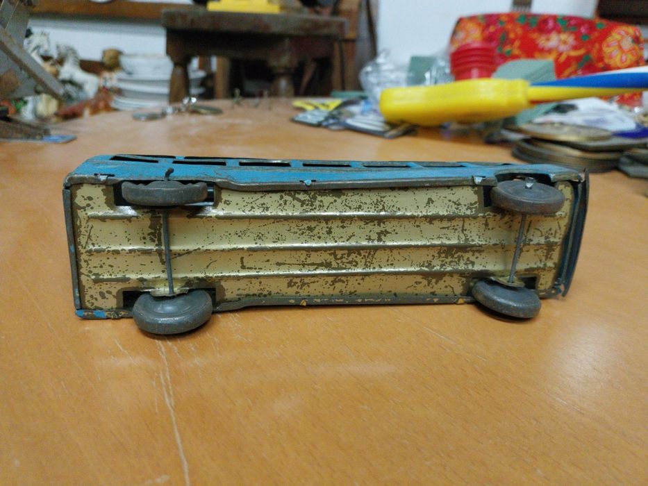 Autocarro antigo em chapa.