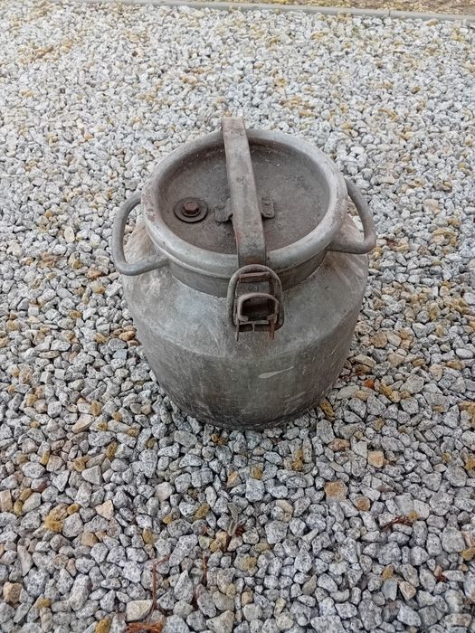 Stara duża Kanka kana na mleko PRL zamykana vintage