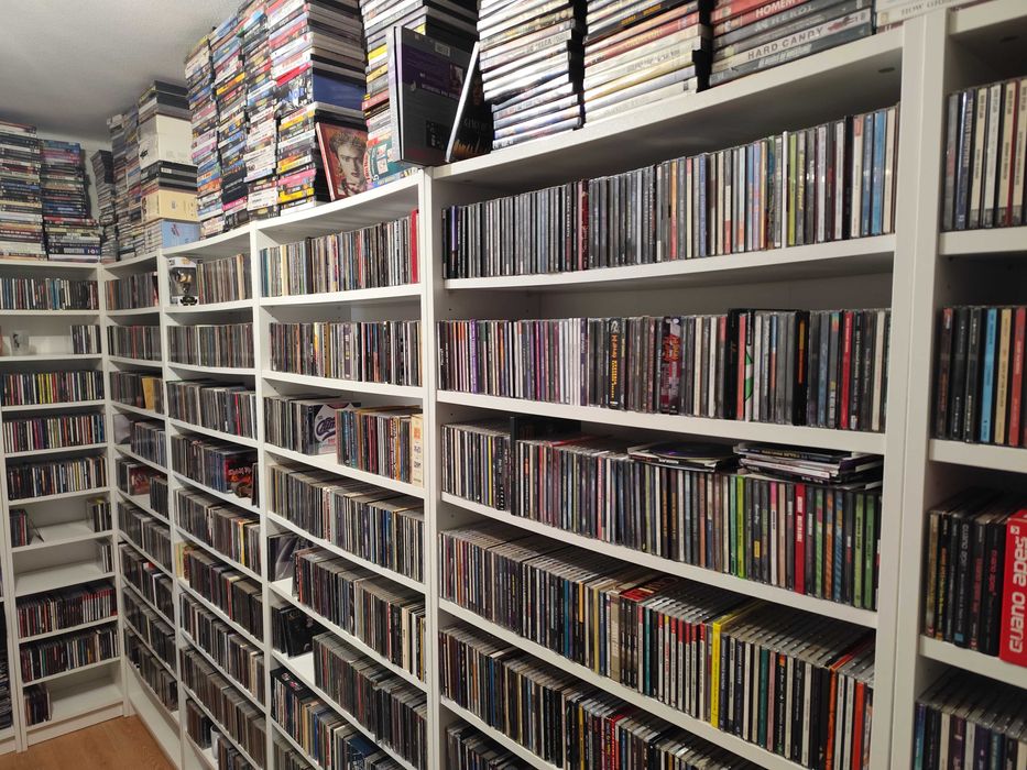 Milhares de DVDs disponíveis para venda.